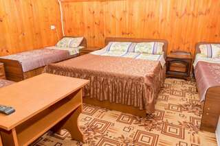 Гостиница Ника Анапа Семейный номер с общей ванной комнатой-1