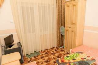 Гостиница Ника Анапа Двухместный номер эконом-класса с 1 кроватью или 2 отдельными кроватями-4