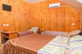 Гостиница Ника Анапа Семейный номер с общей ванной комнатой-2