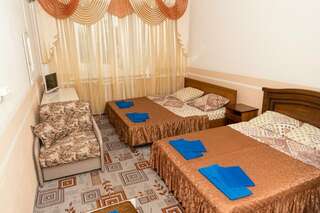 Гостиница Ника Анапа Стандартный семейный номер-1